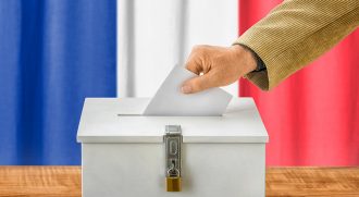 depot-d-un-bulletin-dans-une-urne-de-vote